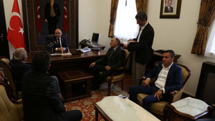 Göreve başlayan vali gazetecilerden önce davrandı