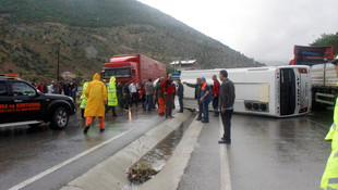 Gümüşhane'de midibüs devrildi: 14 yaralı