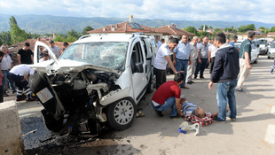 Hafif ticari araç istinat duvarına çarptı: 2 yaralı