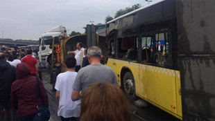 İstanbulda kamyon metrobüs yoluna girdi! Yaralılar var
