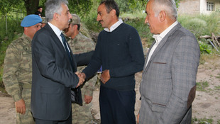 Hakkari Valisi Toprak, şehit ailesini ziyaret etti