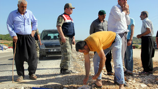 Hatay'da suyu gelmeyen mahalleli yol kapattı