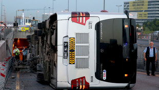 İstanbulda metrobüs devrildi: 10 yaralı