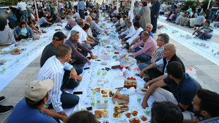 İzmirliler iftarda Yeryüzü Sofrasında buluştu