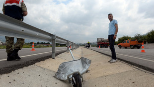 Karayolu işçilerine hafif ticari araç çarptı: 2 ölü, 2 yaralı