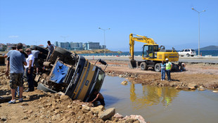 Kazayı fotoğraflayan gencin motosikletini denize attıkları iddiası