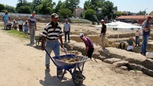 Kazı alanında işçilerin kavurucu sıcakla imtihanı