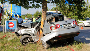 Kocaeli'de otomobil ağaca çarptı: 1 ölü, 1 yaralı