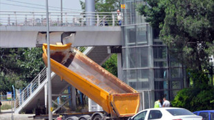 Kocaeli'de tırın dorsesi üst geçide takıldı