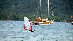 Kuvvetli rüzgar sahilleri boşalttı