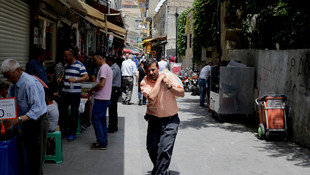 Mahalle muhtarı ihtiyaç sahiplerinin yardımına koşuyor