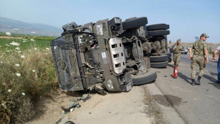 Manisa'da askeri araç devrildi