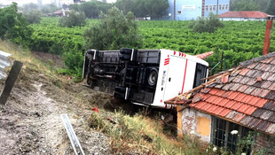 Manisa'da öğrenci servisi devrildi: 26 yaralı