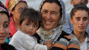 Mevsimlik işçilerle çadırların arasında iftar