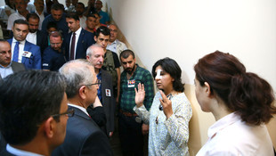 Midyat Valisi bombalı saldırıda yaralananları ziyaret etti