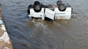 Minibüs Yeşilırmak'a devrildi: 3 yaralı