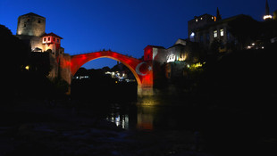 Mostar Köprüsü kırmızı beyaz renklere büründü