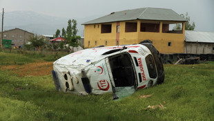 Muş'ta ambulans devrildi: 1 ölü, 4 yaralı