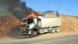 Muş'ta PKK'lılar iş makinelerini yaktı