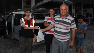 Niğde'de jandarma, sürücülere iftariyelik dağıttı