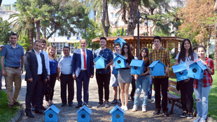 Öğrencilerin yaptığı kuş yuvaları parka asıldı