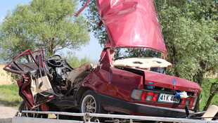 Otomobil reklam panosuna çarptı: 4 ölü, 1 yaralı