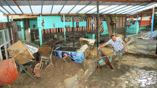 Otomobil sele kapıldı: 2 ölü, 1 bebek kayıp