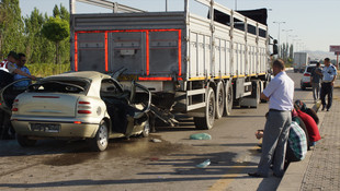 Otomobil tırın dorsesine çarptı: 3 ölü, 1 yaralı