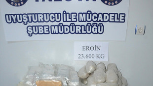 Otomobilin benzin deposu ve farından eroin çıktı