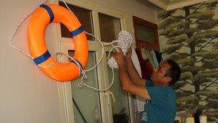 Polis, esnafa can simidi dağıttı