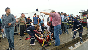 Rize'de otomobil bariyerlere çarptı: 2 yaralı