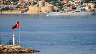 Rus savaş gemisi Çanakkale Boğazı'ndan geçti