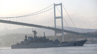 Rus savaş gemisi İstanbul Boğazı'ndan geçti