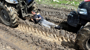 Sağanak ve dolu Ardahan'da yollara zarar verdi