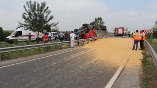 Sakarya'da tır devrildi: 1 ölü