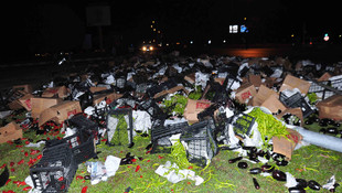 Sebze yüklü kamyon ile otomobil çarpıştı