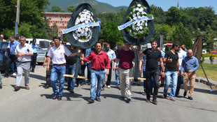 Sendikayı çelenkli protestoda kavga çıktı