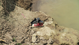 Serinlemek için girdiği gölette boğuldu