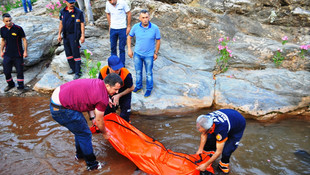 Serinlemek için girdiği şelalede boğuldu