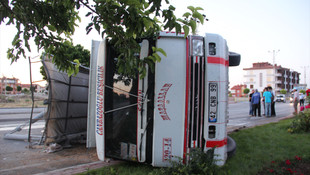 Seyir halindeki kamyonun üzerine beton direk devrildi