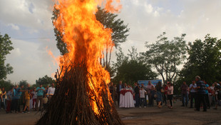Siirt'te geleneksel Melede ateşi yakıldı