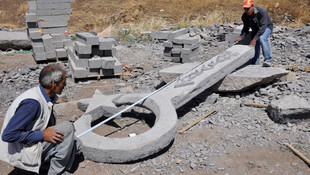 Siverekli taş ustası 6 tonluk kayadan ay yıldız yaptı