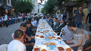 Sur'da iftar sofrasını caddeye kurdular