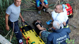 Suriyeli baba ve oğlu dere yatağına düştü