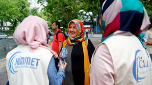 Suriyeli öğrencilerden hurma ve su ikramı