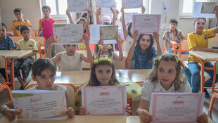 Suriyeli öğrencilerin karne heyecanı