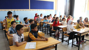 Suriyeli öğrencilerin karne sevinci