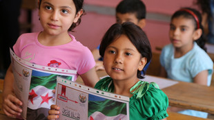 Suriyeli öğrencilerin karne sevinci