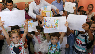 Suriyeli öğrencilerin karne sevinci