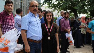 Suriyeli ve Iraklı çocukların karne sevinci